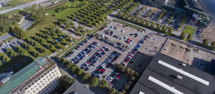 Marken som Älvstranden Utveckling sålt till Geely är idag en parkeringsplats..