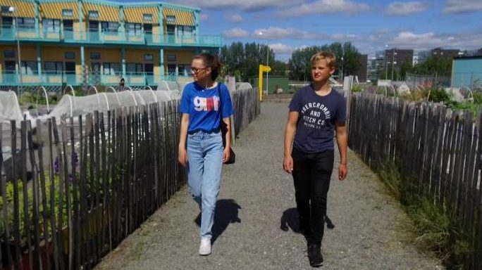 Ungdomar promenerar på den nya gångvägen i Frihamnen.