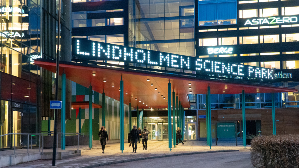 Människor promenerar ut från Lindholmen Science parks entre på Lindholmen.