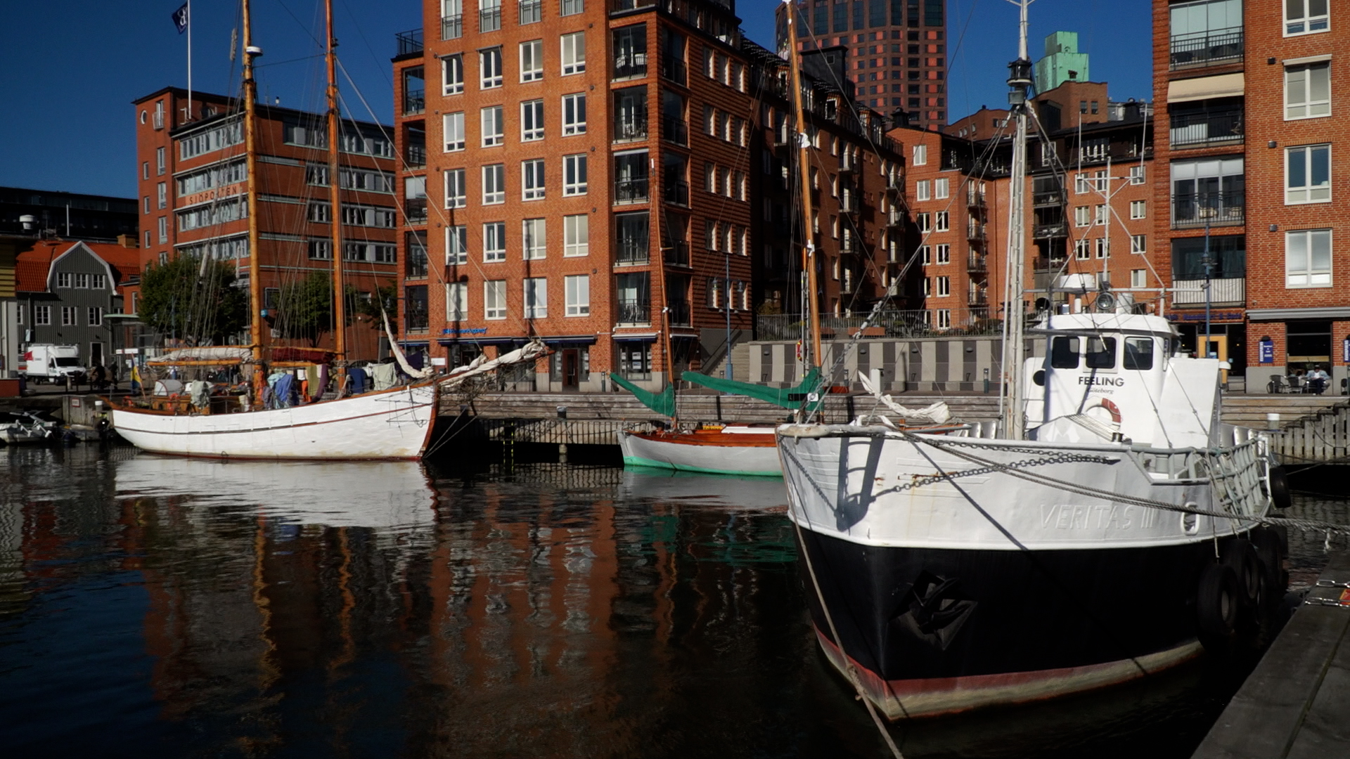Fartyg som ligger vid kanen i Eriksbergs kulturhamn.