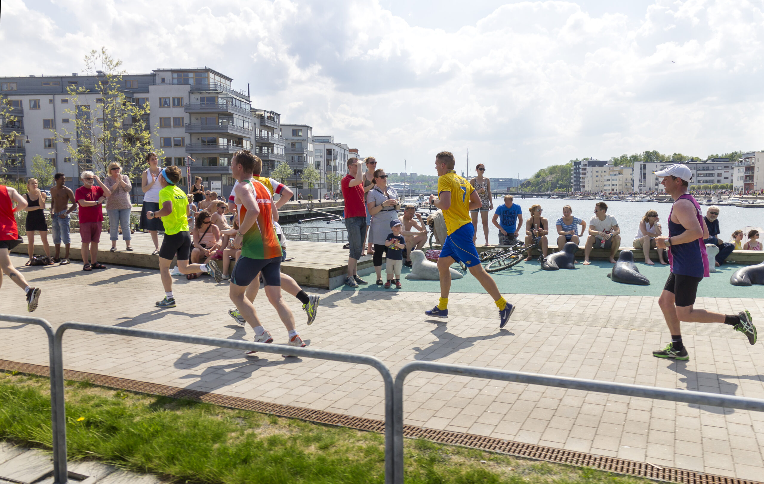 Löpare som springer längs vattnet i Eriksberg.