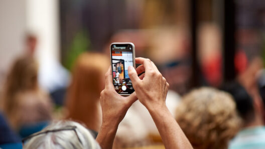 En hand med mobil som tar en bild på ett event på techarenan The Yard.