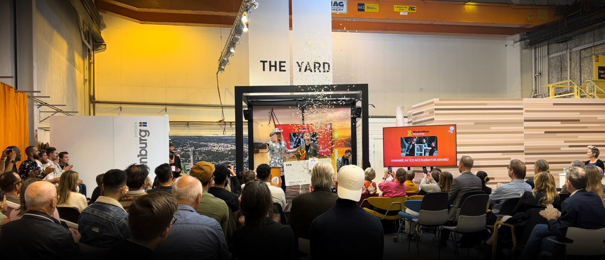 Konfettiregn över vinnarna på Venture Cup STARTUP 2023 under invigningen av The Yard på Lindholmen.