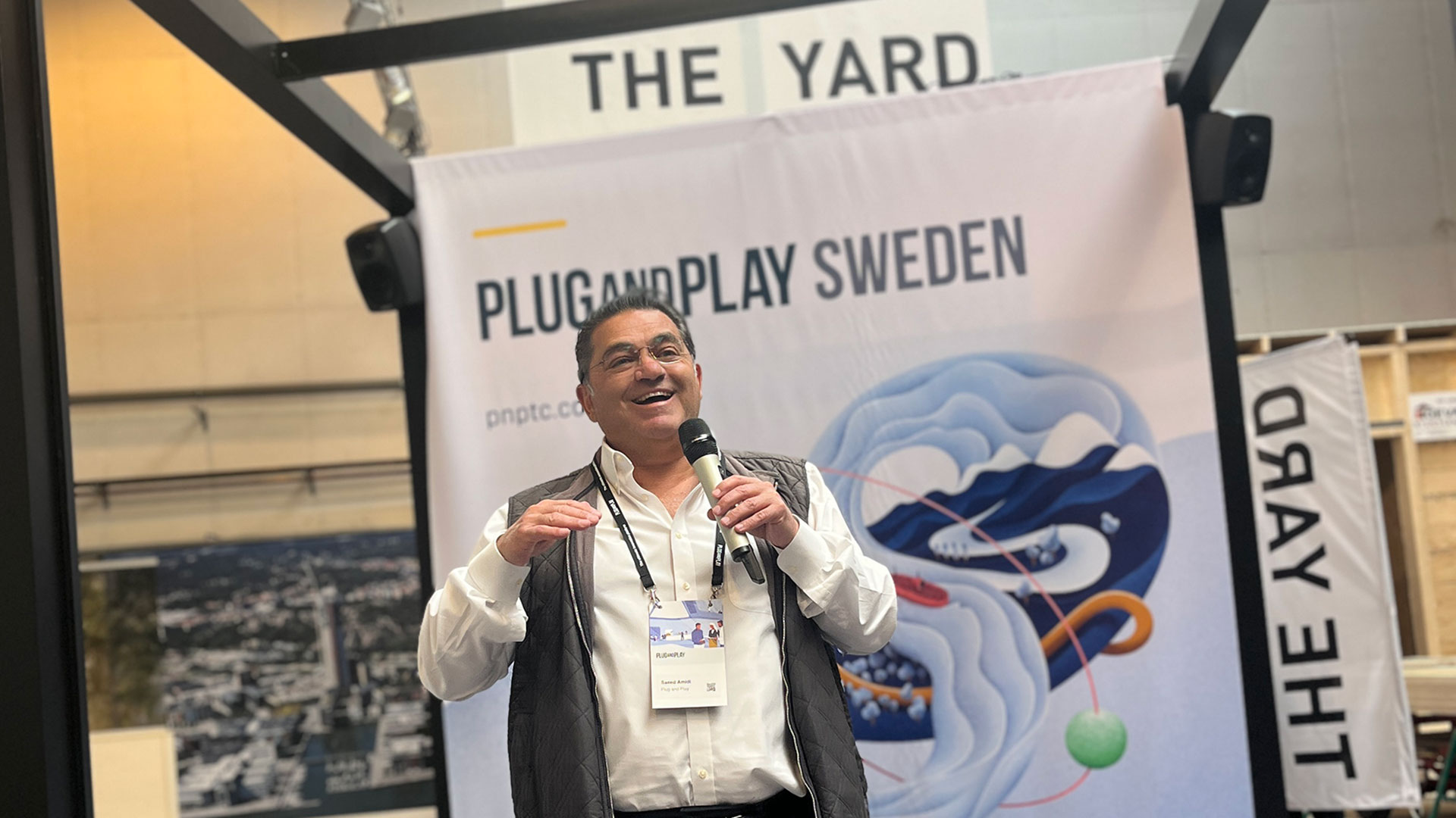 Bild av en leende Saeed Amidi, grundare och vd för Plug and Play Tech Center på deras Sverigelansering på The Yard.