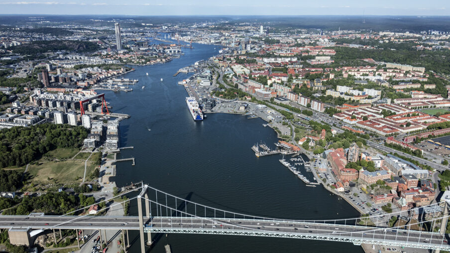 Vy bild över Göta älv in över Göteborg, Älvsborgsbron i förgrunden och man ser Eriksberg, LIndholmen samt Södra Älvstranden.